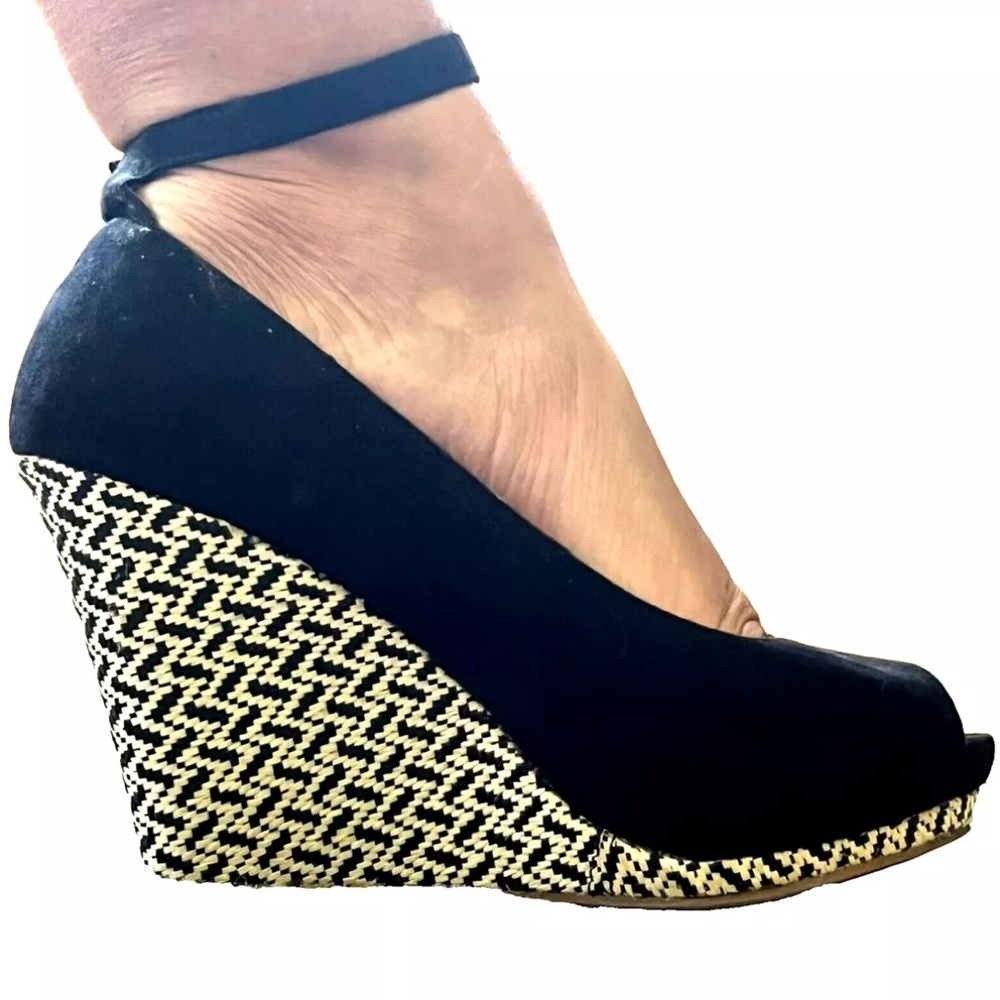 MOSSIMO VALLIE BLACK & WHITE PATTERNED WEDGE HEEL - OPEN TOE - ANKLE CLASP - 9.5